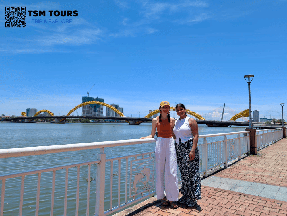 Nhiều du kh&aacute;ch chọn đứng tr&ecirc;n cung đường Bạch Đằng hoặc Trần Hưng Đạo để đưa to&agrave;n bộ cầu Rồng v&agrave;o khung h&igrave;nh (Nguồn: TSM Tours)